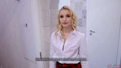 دختر جوان دانشگاهی با دوست پسرش به دوست پسرش خیانت می کند | POV و تقدیر در داخل گربه او!